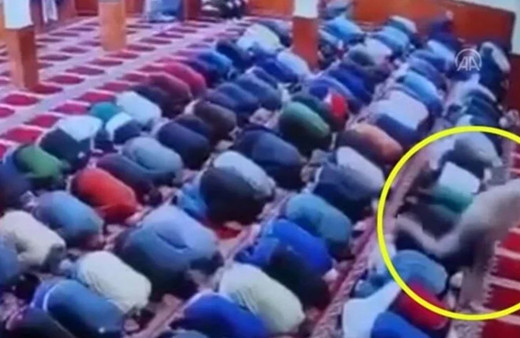 Cemaatin arasına saklanan saldırgan, secdede imamı sırtından bıçakladı! Saldırgan Türk çıktı