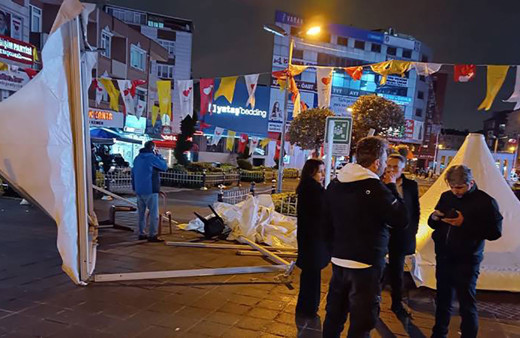 İyi Parti’nin İstanbul  Esenler’deki seçim standına saldırı! Stand Esenler Belediyesi ekiplerince yıkıldı