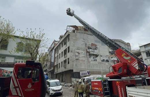 Boşaltılan binadan malzeme alacaklardı! Bir anda yıkıldı altında kaldılar