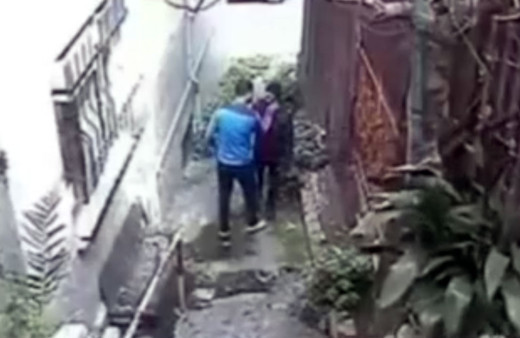 Köpek havlayınca, hırsız ev sahibinden fena dayak yedi