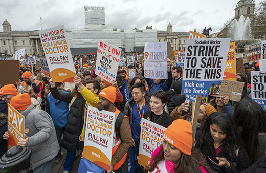İngiltere'de binlerce pratisyen hekim başkentte gösteri düzenledi