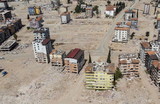 Hatay'dan yürek yakan görüntü! Binalar yerini meydanlara bıraktı