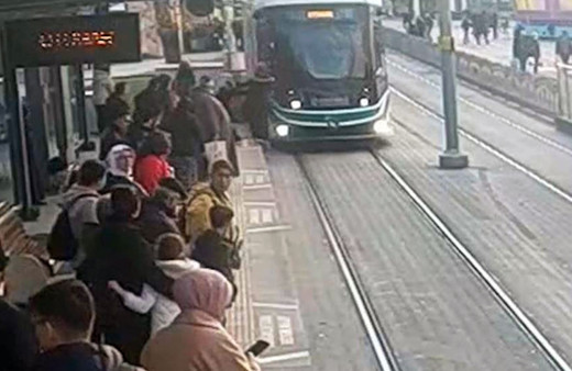 Son anda kurtuldu. Neredeyse tramvayın altında kalıyordu