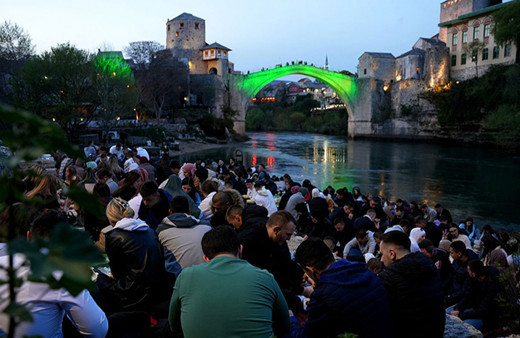 Mostar Köprüsü'nün altında 1300 kişilik iftar düzenlendi