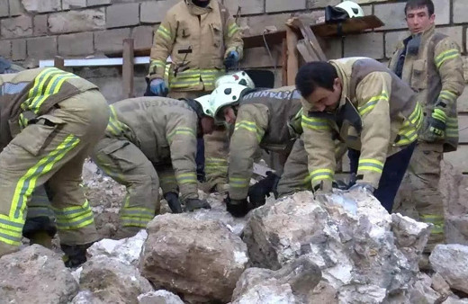 Fatih'te sağanak yağış nedeniyle surlarda çökme oldu