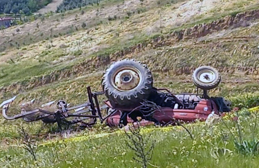 Manisa'da devrilen traktörünün altında kalan çiftçi öldü