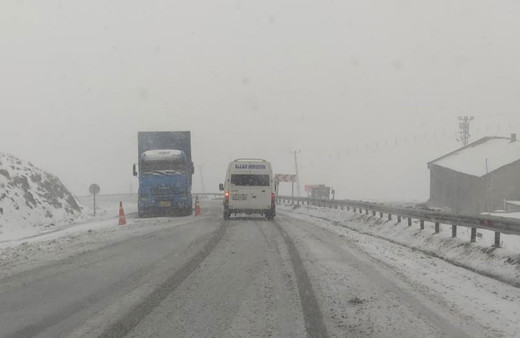 Van'da kar yağışı etkili. Yolda kalanlar kurtarılıyor