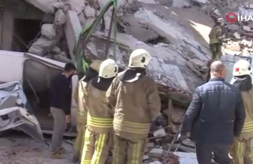 Güngören’de metruk bina araçların üzerine çöktü