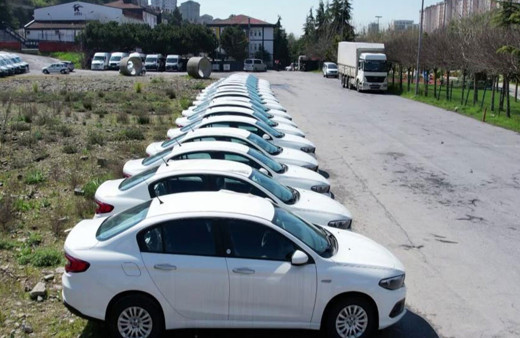 Başakşehir'de şaşkına çeviren görüntü! Boş arazide stoklanmış araçlar bulundu jelatini üzerinde...