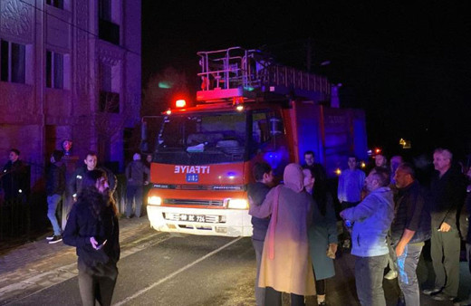 Bilgisayar bomba gibi patladı, mahalleli yangınla sokağa döküldü