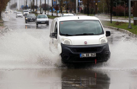 Erzincan’da sağanak yağış caddeleri suyla doldurdu