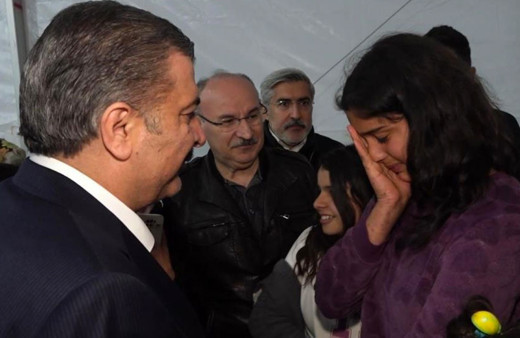 Depremzede kız çocuğu Fahrettin Koca'yı duygulandırdı: Benim babam yok