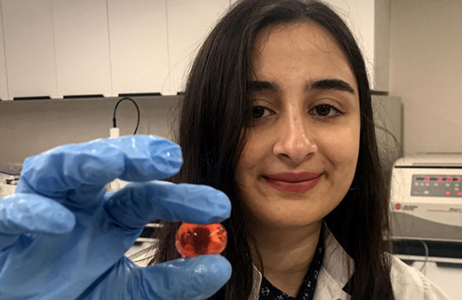 Üniversite öğrencisinden çevreci buluş: Pet şişelere karşı "yenilebilir su topu"