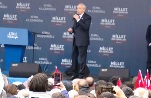 Yeni Akit yazarı Ali Karahasanoğlu işte CHP kafası dedi CHP mitinginde açılan pankartı eleştirdi