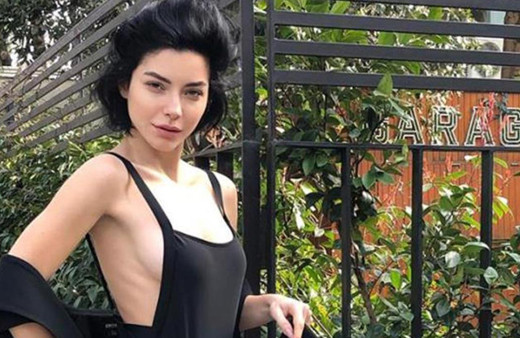 Merve Boluğur sütyen yerine göğüs bandı kullandı! Sosyal medyanın diline düştü: "Neden kendini bile bile yakıyon sen?"