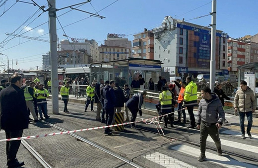 Güngören'de tramvay raydan çıktı! Seferler durdu