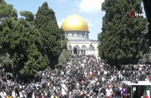 Mescid-i Aksa'da Ramazan'ın son cuma namazı 250 bin kişiyle kılındı