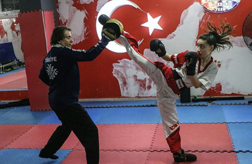 Depremzede milli sporcu, iki turnuvadan da madalyayla döndü