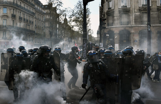 Fransa'da tansiyon düşmüyor. Polisle göstericiler arasında arbede çıktı, 47 kişi gözaltında