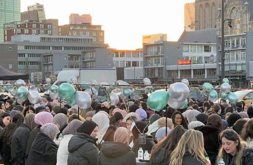 Hollanda'da üniversiteli gençler, sokak iftarında buluştu