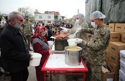 Mehmetçik depremzedelere kumanya dağıtıp çorba ikram ediyor