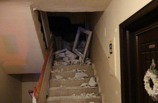 Kocaeli'de istinat duvarı apartmanın üzerine çöktü: 32 daire tahliye edildi