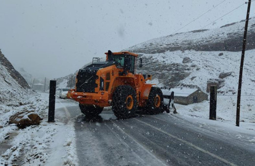Yoğun kar yağışı ve fırtına etkili oluyor! Yol ulaşıma kapatıldı
