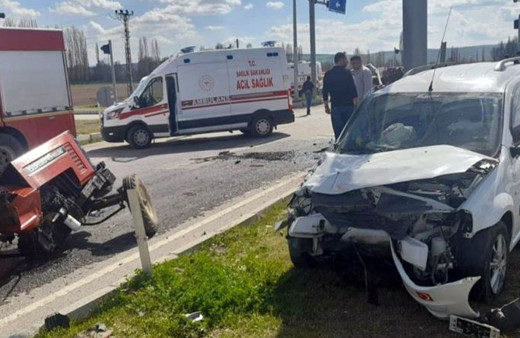 Çorum'da otomobille çarpışan traktör ikiye ayrıldı