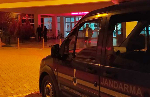 Çorum'da baba ile oğlunun bulunduğu araca silahlı saldırı