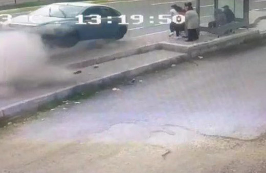 Kontrolden çıkan otomobil dehşet saçtı! Durakta bekleyen insanları böyle etrafa savurdu!