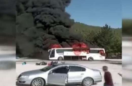 Seyir halindeki otobüs alev alev yandı