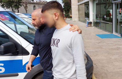 Silahı kurcalarken arkadaşını kafasından vurdu