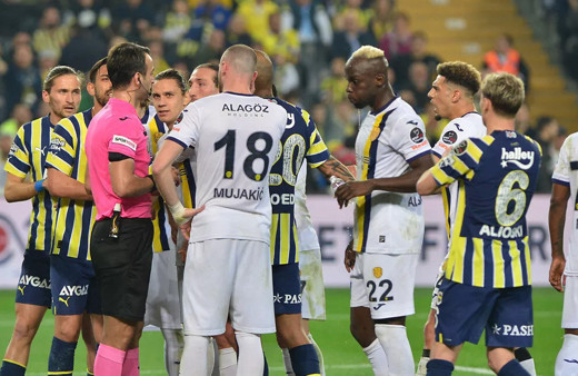 Fenerbahçe'nin kazandığı penaltı için olay sözler! Usta yorumcu Ahmet Çakar: Utanın
