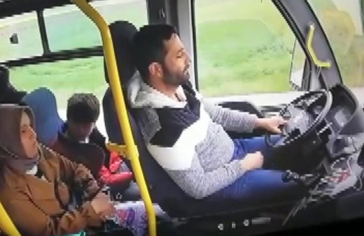 Yolcu dolu otobüs şoför uyuyakalınca tarlaya uçtu! Dehşete düşüren kaza kamerada