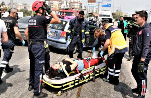 Antalya'da can pazarı! 4 aracın karıştığı kazada, 7 kişi yaralandı