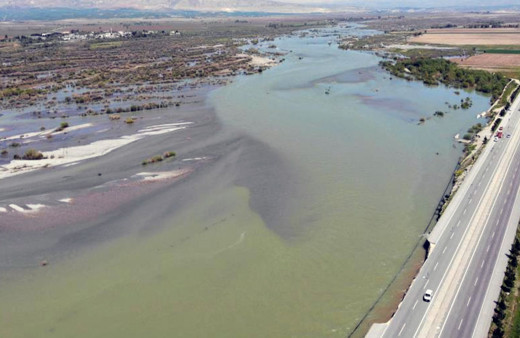 Batman’da baraj suları yükselince ana yol çöktü
