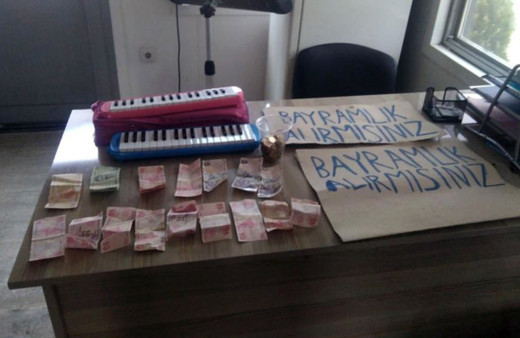 Vicdansızlar! Düzce'de "Bayramlık alır mısınız?" pankartı ile çocukları dilendiriyorlar