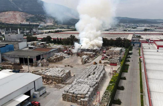 Manisa OSB’deki kağıt fabrikasında büyük yangın