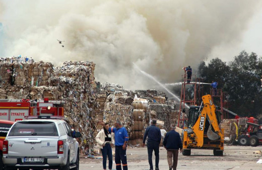 Manisa OSB’deki kağıt fabrikasında çıkan yangın kontrol altına alındı