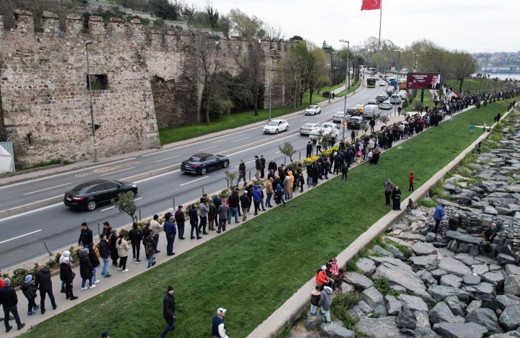 Kuyruğun boyutuna bakın! Vatandaşlar, TCG Anadolu'yu görmek için akın etti