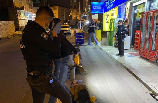 Çekmeköy'de tekel bayi önünde silahlı çatışma 30-40 el ateş edildi