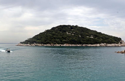 Tekneyle gezen turistler fark etti! Adada genç bir kadına ait ceset bulundu