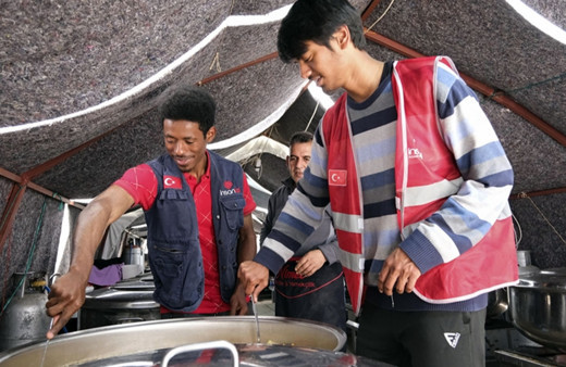 Arakan ve Gineli iki genç Adıyaman'da gönüllü yardım faaliyetlerine katılıyor