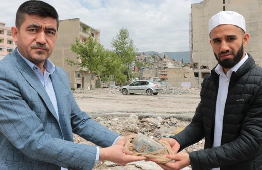 Din görevlileri buldu enkazın üzerindeki poşetten deste deste dolar çıktı