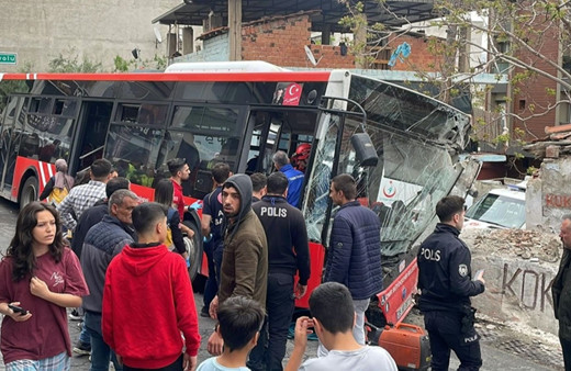 İzmir'de belediye otobüsü duvara çarptı: 10 kişi yaralandı
