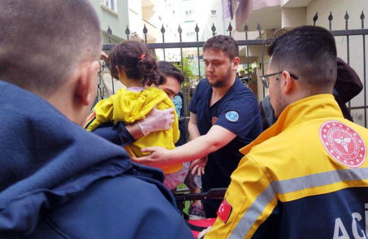 Oynarken bahçe korkuluğu çenesine saplandı