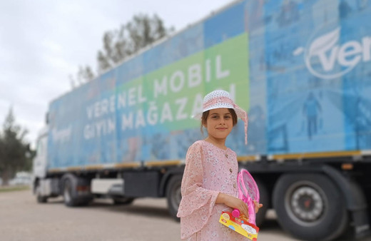 Verenel Derneği Mobil Giyim Mağazası deprem bölgelerinde