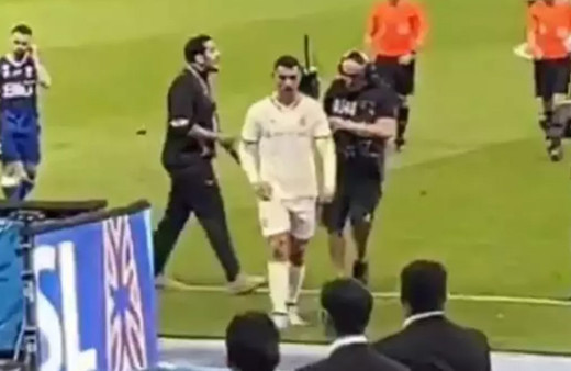Ronaldo'nun tribünlere yaptığı hareket olay çıkardı: Sınır dışı edin