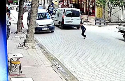 Balıkesir'de 7 yaşındaki çocuk aracın altında kaldı. Kaza anı kamerada