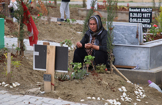 Deprem şehitleri, arife gününde ziyaret edildi